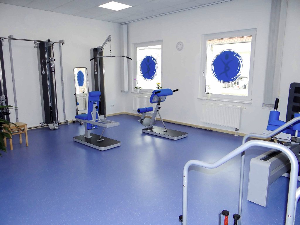 Trainingsraum mit Geräten